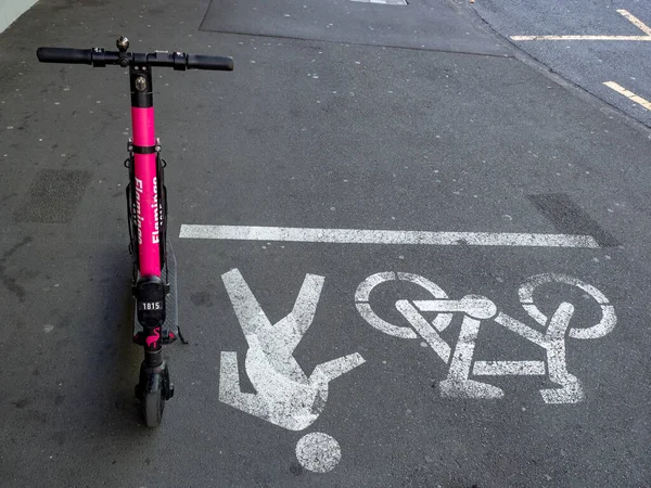 Auckland, Yeni Zelanda 10 Şubat 2020: Şehirde elektrikli scooterların yeri?