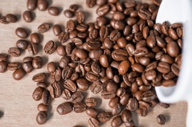 Kahve çekirdekleri fincandan çıkıyor.