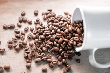 Kahve çekirdekleri fincandan çıkıyor.