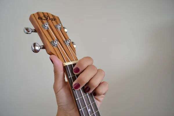 Mädchen Spielt Ukulele Nahaufnahme Ihrer Hand — Stockfoto