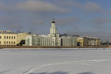 Donmuş Neva 'dan Kunstkamera müzesi ve üniversite seti manzarası, Saint Petersburg, Rusya kışı manzarası.