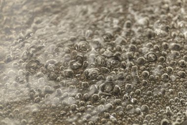 Kaynar suda kaynayan buhar kabarcıklarına yakın durun. Soyut Arkaplan.