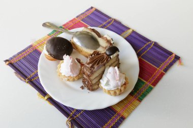 Beyaz tabakta iş yemeği için kekler.