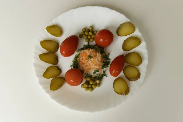 Pepinos Picantes Escabeche Tomates Col Con Zanahorias Plato Blanco Sobre —  Fotos de Stock