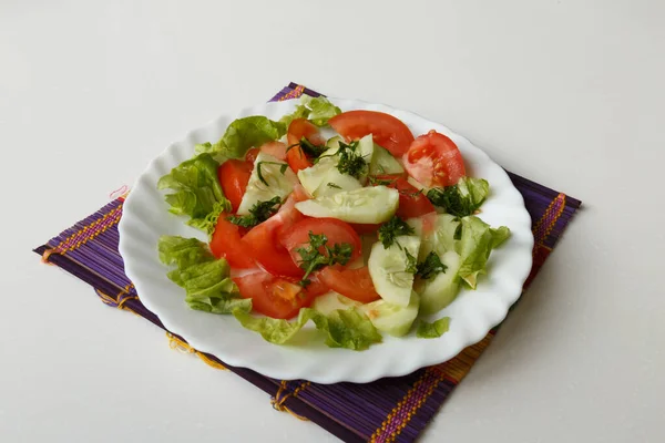 Comida Vegan Salada Primavera Com Tomates Pepinos Salsa Endro Uma — Fotografia de Stock