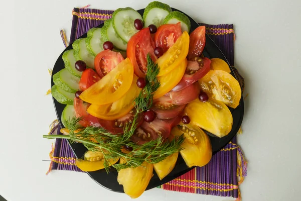 Wegańskie Jedzenie Sałatka Pomidorami Ogórkami Koperkiem Czarnym Talerzu Izolacja Białym — Zdjęcie stockowe
