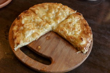 Peynirli pizza. Peynirli sıcak tortilla, Khachapuri, Kafkas mutfağı.