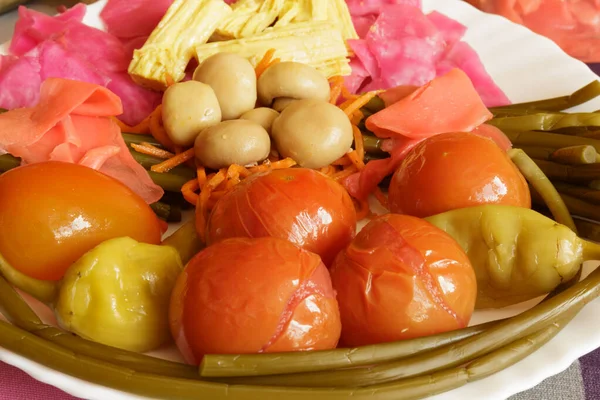 Vejetaryen yemeği. Baharatlı kuşkonmaz, Ramson, domates, sarımsak, lahana, havuç, mantar ve zencefil.