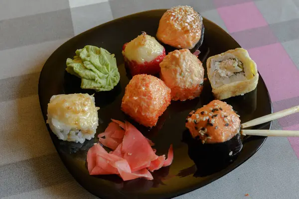 Geleneksel Japon mutfağından sarmalar. İş kahvaltısı için.
