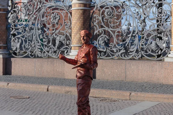 Saint Petersburg Russia April 2017 Street Performance 角色扮演一个青铜雕塑家的演员 他的角色就在乔尔洛夫斯基花园的篱笆附近 — 图库照片