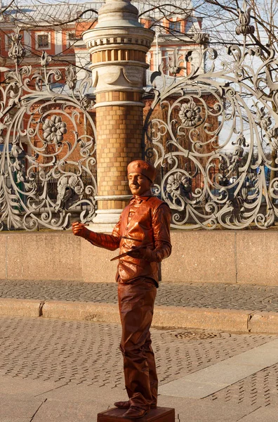 Saint Petersburg ロシア 2017年4月24日 ストリートパフォーマンス ミハイロフスキー庭園のフェンスの近くのブロンズ画家の彫刻の役割の俳優 — ストック写真