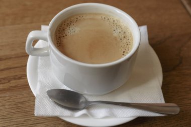 İş kahvaltısı için bir fincan kahve. Ahşap Arkaplan.