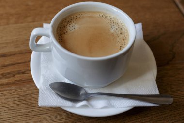 İş kahvaltısı için bir fincan kahve. Ahşap Arkaplan.