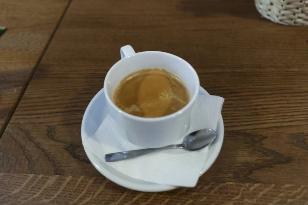 木製のテーブルの上でビジネスランチのためのコーヒーカップ — ストック写真