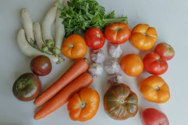 Beyaz arka planda taze sebzeler