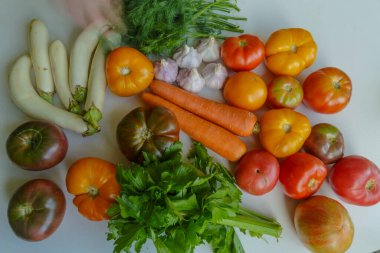 Beyaz arka planda taze sebzeler