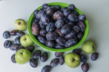 Vejetaryen yemeği. Taze erik bir tabakta, beyaz arka planda izole.