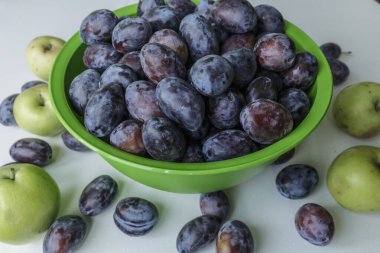 Vejetaryen yemeği. Taze erik bir tabakta, beyaz arka planda izole.
