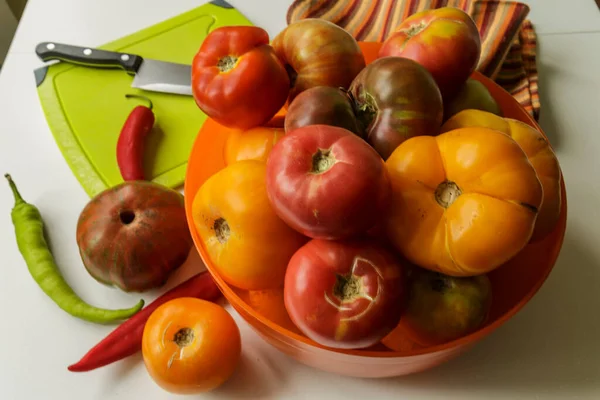 Veganes Essen Tomaten Einem Orangefarbenen Gericht Weißer Hintergrund — Stockfoto