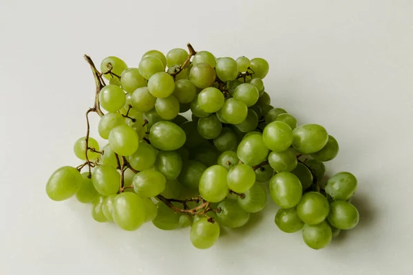 Comida Vegan Camarões Uvas Verdes Frescos Isolados Sobre Fundo Branco — Fotografia de Stock