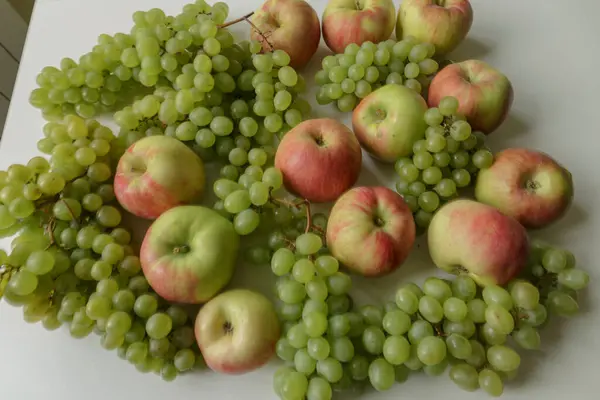 Comida Vegan Feixes Uvas Verdes Frescas Maçãs Isolados Sobre Fundo — Fotografia de Stock