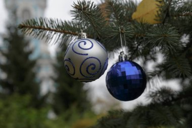 Gümüş ve Mavi Kristal toplar Noel ağacında. 2021.