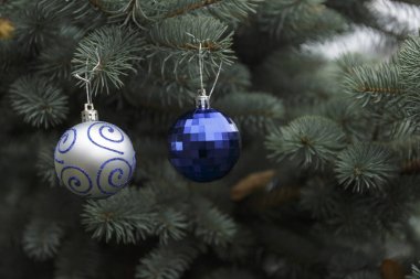 Gümüş ve Mavi Kristal toplar Noel ağacında. 2021.