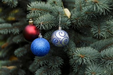 Noel ağacında kırmızı, gümüş ve kırmızı kristal toplar. 2021.