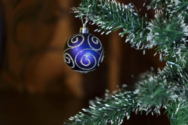 Noel ağacında koyu mavi bir kristal küre. 2021.