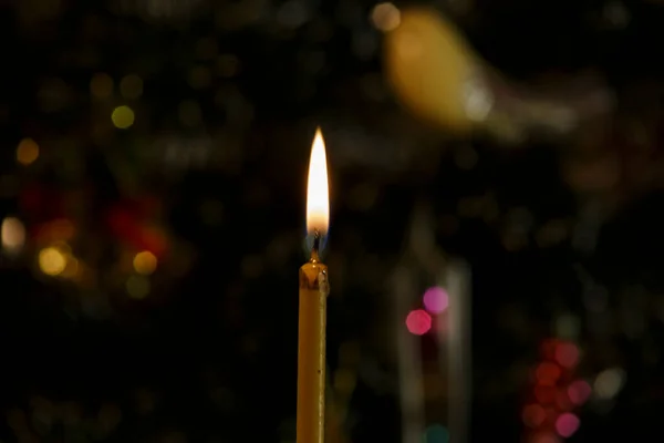 Brennende Kerze Neben Dem Weihnachtsbaum Weihnachtlicher Hintergrund 2021 — Stockfoto