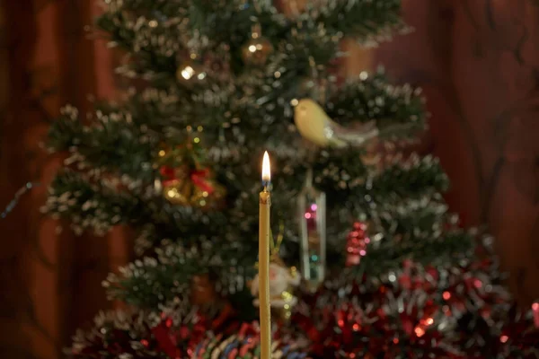 Brandende Kaars Bij Kerstboom Kerstachtergrond 2021 — Stockfoto