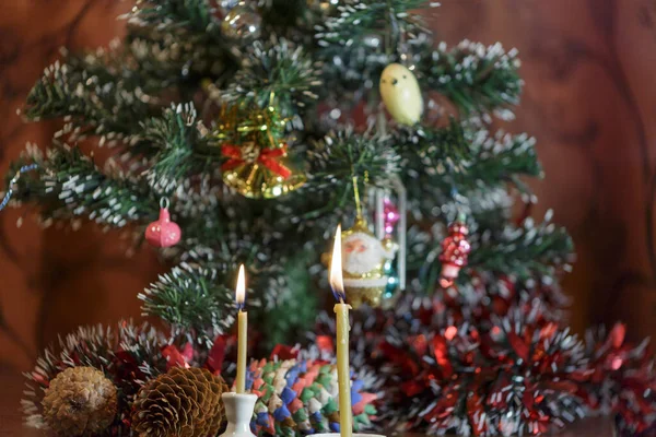 Vela Ardente Perto Árvore Natal Fundo Natal 2021 — Fotografia de Stock