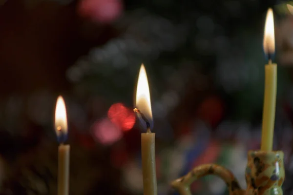 크리스마스 근처에서 촛불이 타오르고 크리스마스 2021 — 스톡 사진