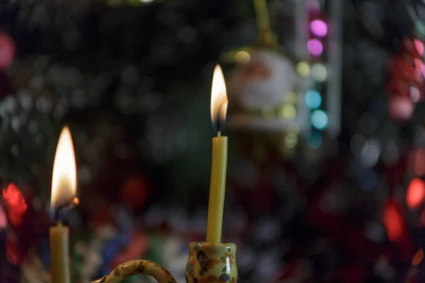 Vela Ardente Perto Árvore Natal Fundo Natal 2021 — Fotografia de Stock