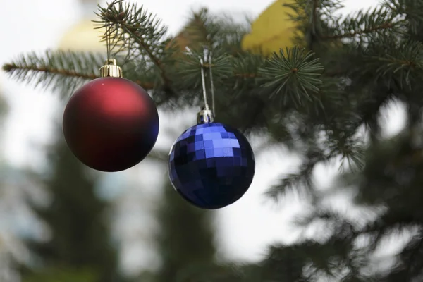 Rode Blauwe Kristallen Ballen Een Kerstboom 2021 — Stockfoto