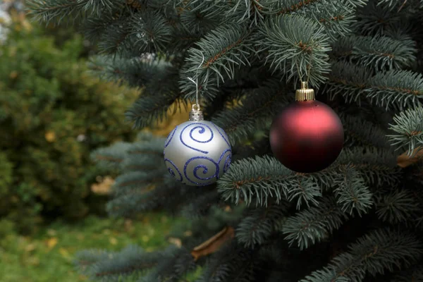 Zilveren Rode Kristallen Ballen Een Kerstboom 2021 — Stockfoto