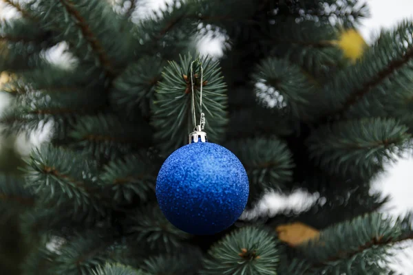 Kristallen Bal Een Kerstboom 2021 — Stockfoto