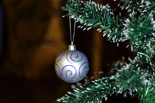圣诞树上的银水晶球 — 图库照片