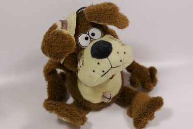 Hasır Şapkalı Plush Dog. Yeni Yıl 'ın sembolü. Doldurulmuş Oyuncak Beyaz Arkaplanda.