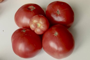 Çeşitli taze organik domatesler.