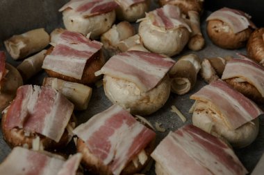 Kızartma tavasında pişirmek için mantar, peynirli, pastırmalı, şampiyonlu. Restoran Vuruşu