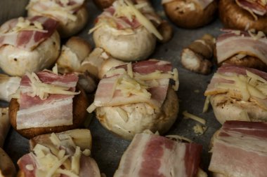 Kızartma tavasında pişirmek için mantar, peynirli, pastırmalı, şampiyonlu. Restoran Vuruşu