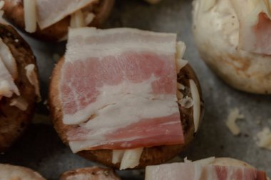 Kızartma tavasında pişirmek için mantar, peynirli, pastırmalı, şampiyonlu. Restoran Vuruşu