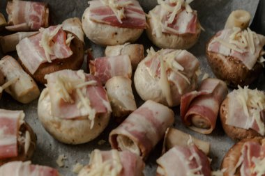 Kızartma tavasında pişirmek için mantar, peynirli, pastırmalı, şampiyonlu. Restoran Vuruşu