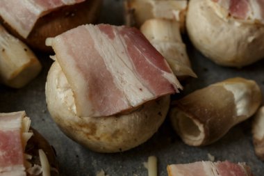 Kızartma tavasında pişirmek için mantar, peynirli, pastırmalı, şampiyonlu. Restoran Vuruşu