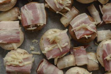 Kızartma tavasında pişirmek için mantar, peynirli, pastırmalı, şampiyonlu. Restoran Vuruşu