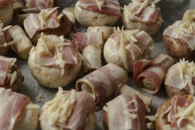 Kızartma tavasında pişirmek için mantar, peynirli, pastırmalı, şampiyonlu. Restoran Vuruşu