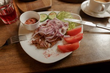 Izgara et, soğan turşulu domuz eti, salatalık, domates ve domates. Restoran çatışması.