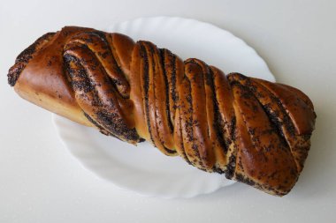 Haşhaş tohumlarıyla yuvarlan. Beyaz Arkaplan.