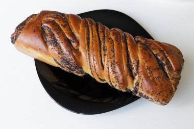 Haşhaş tohumlarıyla yuvarlan. Beyaz Arkaplan.